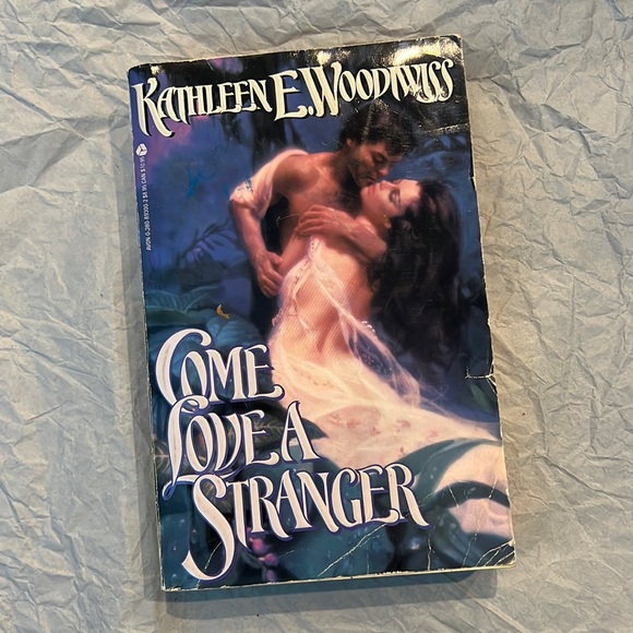 ⭐️5 for $15⭐️Come Love A Stranger by Kathleen Woodiwiss | Book - Picture 1 of 2